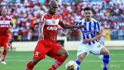 “激情碰撞！女足曼市德比惊现头部相撞，球员瞬间鼓包，现场触目惊心！”