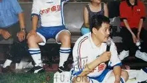 重庆体育博物馆“镇馆之宝”亮相：传世佩刀及大赛战袍奖牌展映