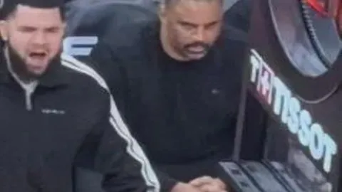 图多尔新任教练获尤文球迷热烈欢迎，酒店门前挥手致谢